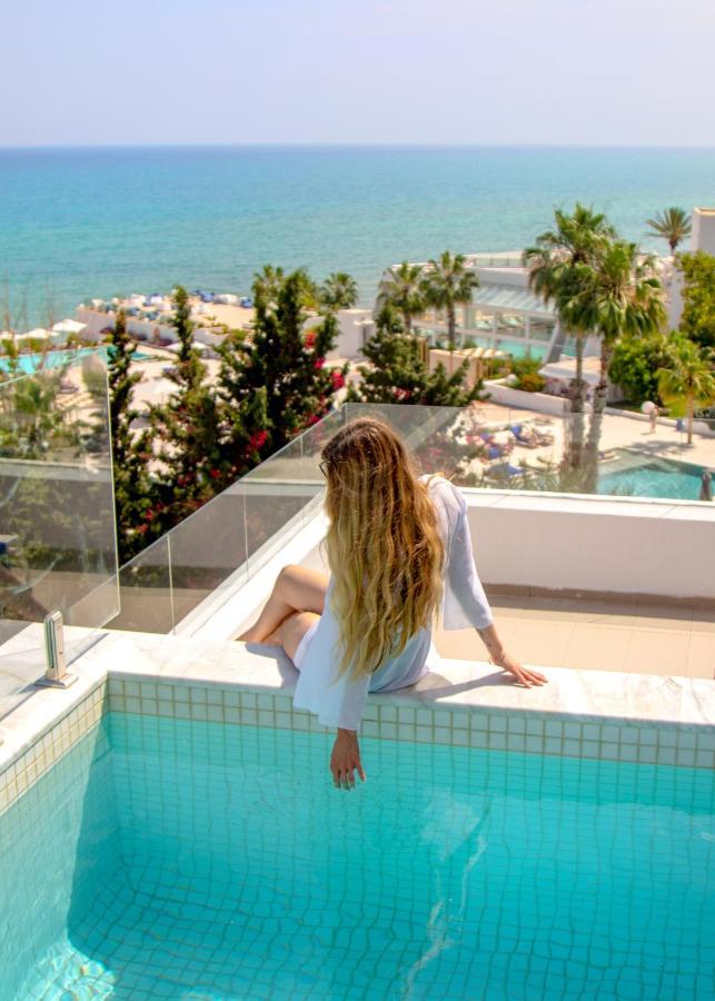 Royal Azur Thalassa Hammamet Exterior photo A woman at a pool
